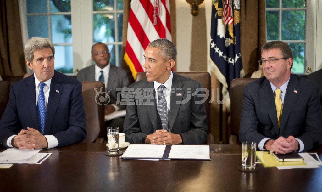 イラクのラマディが「イスラム国」に制圧されてから４日後の５月２１日、ホワイトハウスで閣議に臨む（左から）ジョン・ケリー国務長官、バラク・オバマ大統領、アシュトン・カーター国防長官。首都バグダッド陥落の可能性さえ論じられるようになった今なお、大統領の腰は重い＝２０１５年、米国・首都ワシントン（ＡＰ）