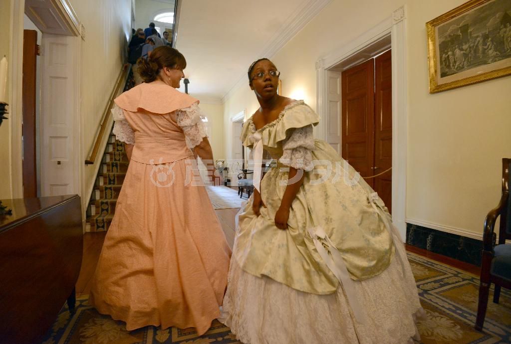 オークアレイ・プランテーションでは、サザンベルと呼ばれる当時の衣装を身につけたガイドが館内を案内してくれる＝２０１５年３月１７日、米ルイジアナ州バシュリー（川口良介撮影）