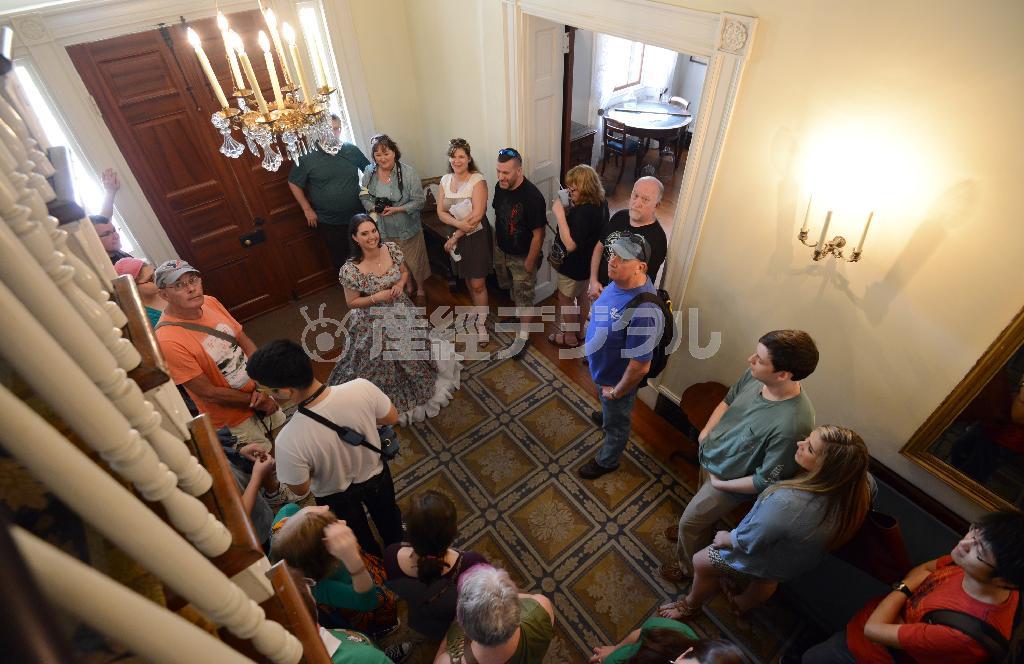 オークアレイ・プランテーションには、入れ替わり立ち替わりツアー客が訪れる＝２０１５年３月１７日、米ルイジアナ州バシュリー（川口良介撮影）