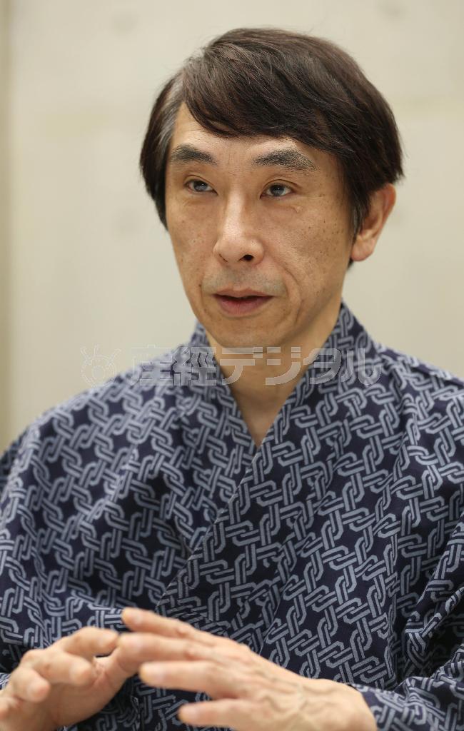 着物が好きで今回の舞台でも着る。プライベートでは「なかなか着る機会がなくて」と苦笑いする段田（だんた）安則さん＝２０１５年５月１８日、東京都世田谷区（長尾みなみ撮影）