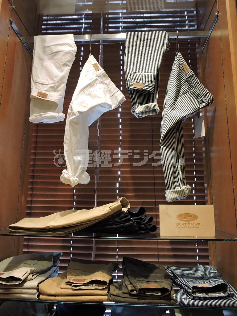 ｇｒｏｗｎ＆ｓｅｗｎ定番のインディペンデント＿スリム（上段左２点、２万６０００円）とウィメンズのヒッコリーパンツ（上段右２点、２万８０００円）。中段はマッカーサー（２万９０００円）。下段右からウィメンズのヒッコリーパンツ（２万８０００円）、カモフラージュパンツ（２万６０００円）、メンズのインディペンデント＿スリム２点（２万６０００円）＝２０１５年５月２２日、東京都渋谷区のＳＨＩＰＳ渋谷店（東京都渋谷区）