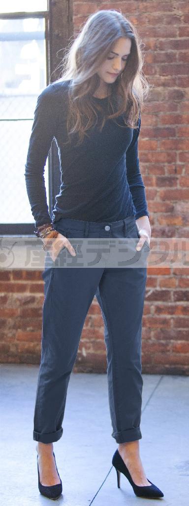 裾をロールアップしてヒールを合わせると、カジュアルな中にエレガントさを醸し出す。裾に向かって細身のシルエットがフェミニンさを際立たせる（ｇｒｏｗｎ＆ｓｅｗｎ提供）