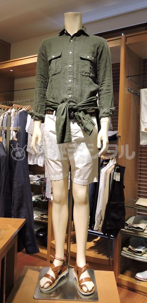 白いショートパンツ（ｇｒｏｗｎ＆ｓｅｗｎ、２万１０００円）にカーキ色のシャツ（ＳＨＩＰＳ、１万２０００円）、ジャケット（ヒンソン＿クオリティ＿ガーメンツ×シップス＿オーセンティック＿プロダクツ、２万４０００円）を腰に巻き、メッシュのベルト（アールエルシー＿フォー＿シップス、８５００円）で締めてリゾート気分を演出。サンダル（ＳＨＩＰＳ、１万５０００円）で軽快に＝２０１５年５月２２日、東京都渋谷区のＳＨＩＰＳ渋谷店（東京都渋谷区）