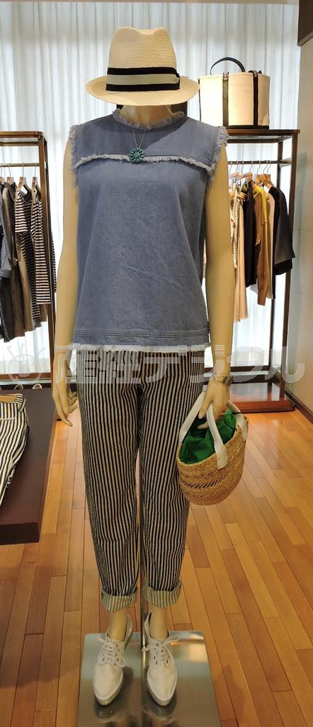 ｇｒｏｗｎ＆ｓｅｗｎのヒッコリーパンツ（２万８０００円）を中心としたウィメンズのコーディネート。ノースリーブのカットソー（ＳＨＩＰＳ、１万２０００円）にネックレス（１万４０００円、インディアンジュエリー）、バッグ（ムーニュ、１万８０００円）、白いスニーカー（ガイモ、９５００円）にハット（グリロ、１万３０００円）がアクセント＝２０１５年５月２２日、東京都渋谷区のＳＨＩＰＳ渋谷店（東京都渋谷区）