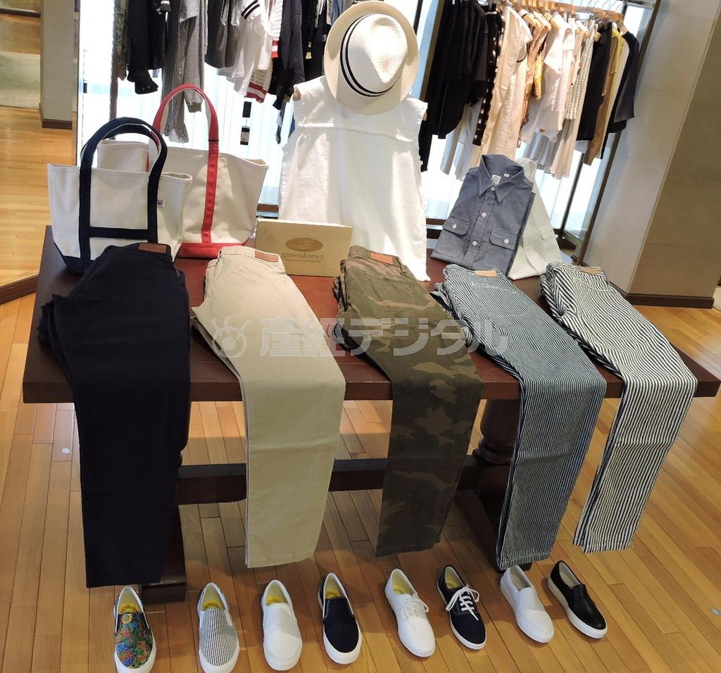 ｇｒｗｏｎ＆ｓｅｗｎの定番。右２点はストライプ柄のウィメンズ＿ヒッコリーパンツ２点（２万８０００円）、中央は迷彩柄のウィメンズ＿カモフラージュ（パンツ２万６０００円）、左２点はウィメンズのチノパン（２万３０００円）＝２０１５年５月２２日、東京都渋谷区のＳＨＩＰＳ渋谷店（東京都渋谷区）