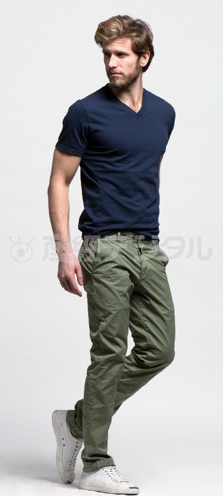 カーキ色のインディペンデント＿スリムが日本でも人気。チノパンには、白いスニーカーにネイビーのシャツがよく似合う（ｇｒｏｗｎ＆ｓｅｗｎ提供）