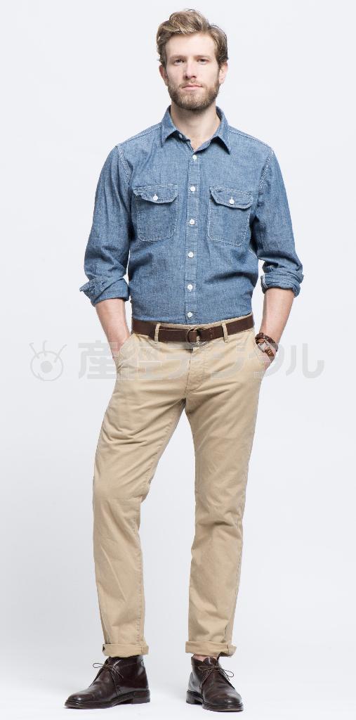 ダンガリーシャツにベージュのインディペンデント＿スリム。股上は深すぎず浅すぎず、ももからくるぶしにかけて狭くなっている。ブラウンの革靴で定番のコーディネート（ｇｒｏｗｎ＆ｓｅｗｎ提供）