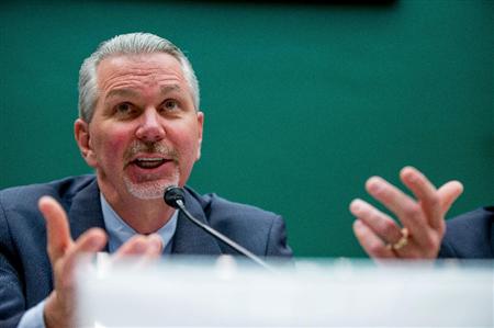 ２日、ワシントンの米下院エネルギー・商業委員会小委公聴会で発言するタカタのケビン・ケネディ副社長（ＡＰ）