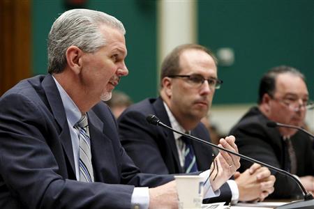 ２日、ワシントンの米下院エネルギー・商業委員会小委公聴会に出席したタカタのケビン・ケネディ副社長（左）＝ＡＰ