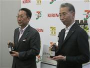 共同開発したビール「セブンゴールドまろやかエール＜無濾過＞」を手に持つセブン－イレブン・ジャパンの鎌田靖常務執行役員（左）とキリンの橋本誠一常務執行役員＝２日、東京都中央区