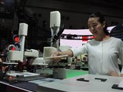 川崎重工業が開発した水平多関節型の双腕ロボット「ｄｕＡｒｏ（デュアロ）」。電子部品や食品、医薬品メーカーの製造ライン向けに販売拡大を目指している＝３日、東京都江東区（黄金崎元撮影）