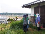 福島県いわき市の久之浜町を見渡せる津守神社で、震災当時の状況を話してくれた地元の男性（右端）と、熱心に耳を傾ける３人の学生ボランティア＝２０１４年５月２４日（日本財団提供）