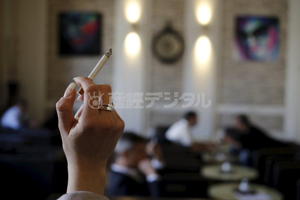 オーストリア・首都ウィーンのカフェでの喫煙風景。同国でも２０１８年からは禁煙が施行される。嫌煙は世界的な潮流といえそうだ＝２０１５年４月１０日（ロイター）