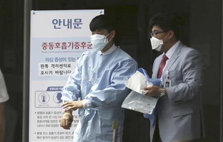 中東呼吸器症候群（ＭＥＲＳ）を警戒してマスクをする医療関係者＝２０１５年６月２日、韓国・首都ソウル（ＡＰ）