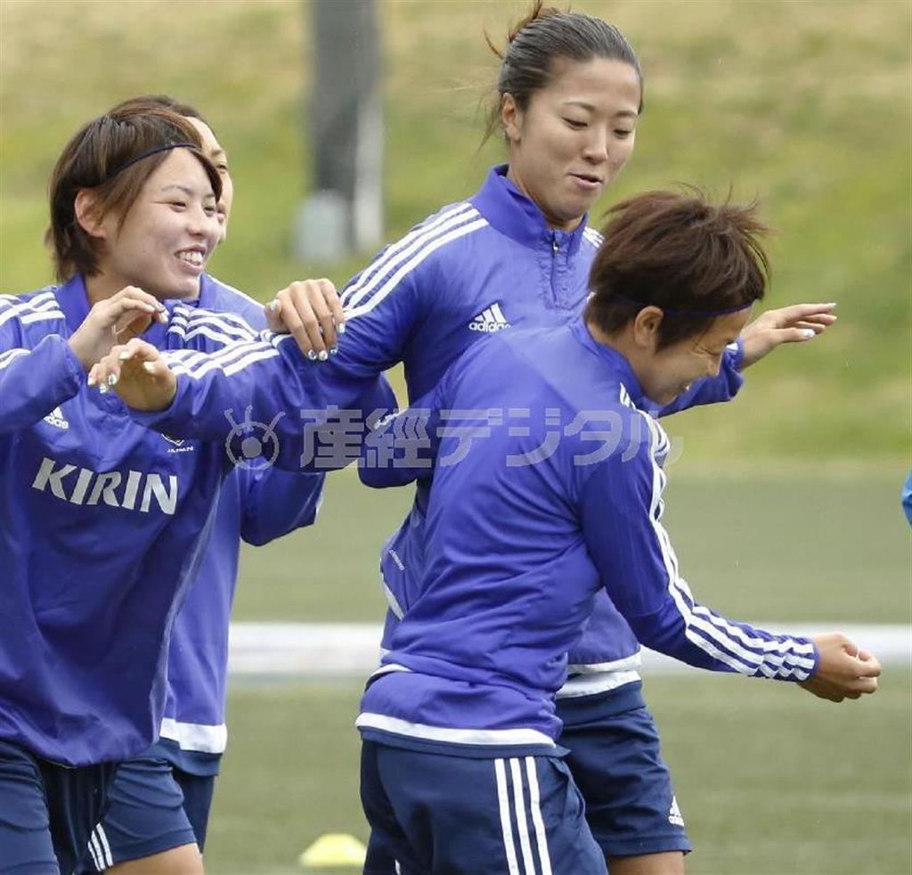 Ｗ杯に向けた練習で、リラックスした様子の（手前左から）熊谷紗希、大儀見優季（おおぎみ・ゆうき）、宮間あや＝２０１５年６月１日、カナダ・ブリティッシュコロンビア州バンクーバー（共同）