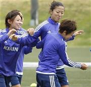 Ｗ杯に向けた練習で、リラックスした様子の（手前左から）熊谷紗希、大儀見優季（おおぎみ・ゆうき）、宮間あや＝２０１５年６月１日、カナダ・ブリティッシュコロンビア州バンクーバー（共同）