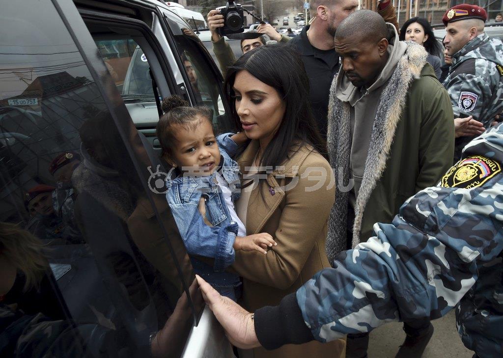 米タレント、キム・カーダシアンさん（中央）と長女、ノースちゃん（左）＝２０１５年４月１１日、アルメニア・ギュムリ（ロイター）