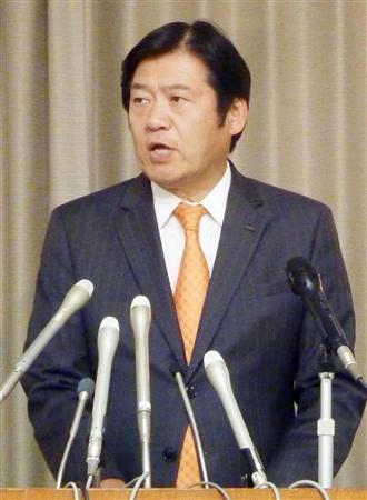 傘下メーカーの不正会計で巨額の損失が生じる見通しとなり、記者会見するＬＩＸＩＬグループの藤森義明社長＝３日午後、東京都千代田区