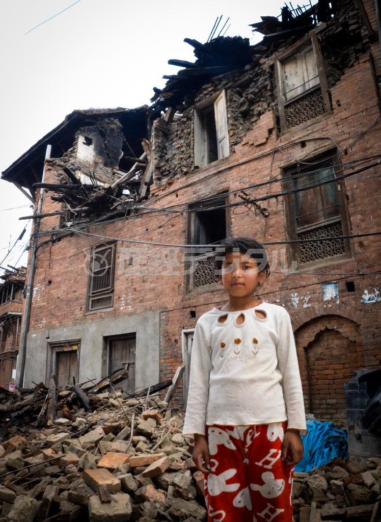 自宅の前に立つ女の子。もう家に戻ることはできない＝２０１５年、ネパール・バクタプル（ワールド・ビジョン・ジャパン撮影）