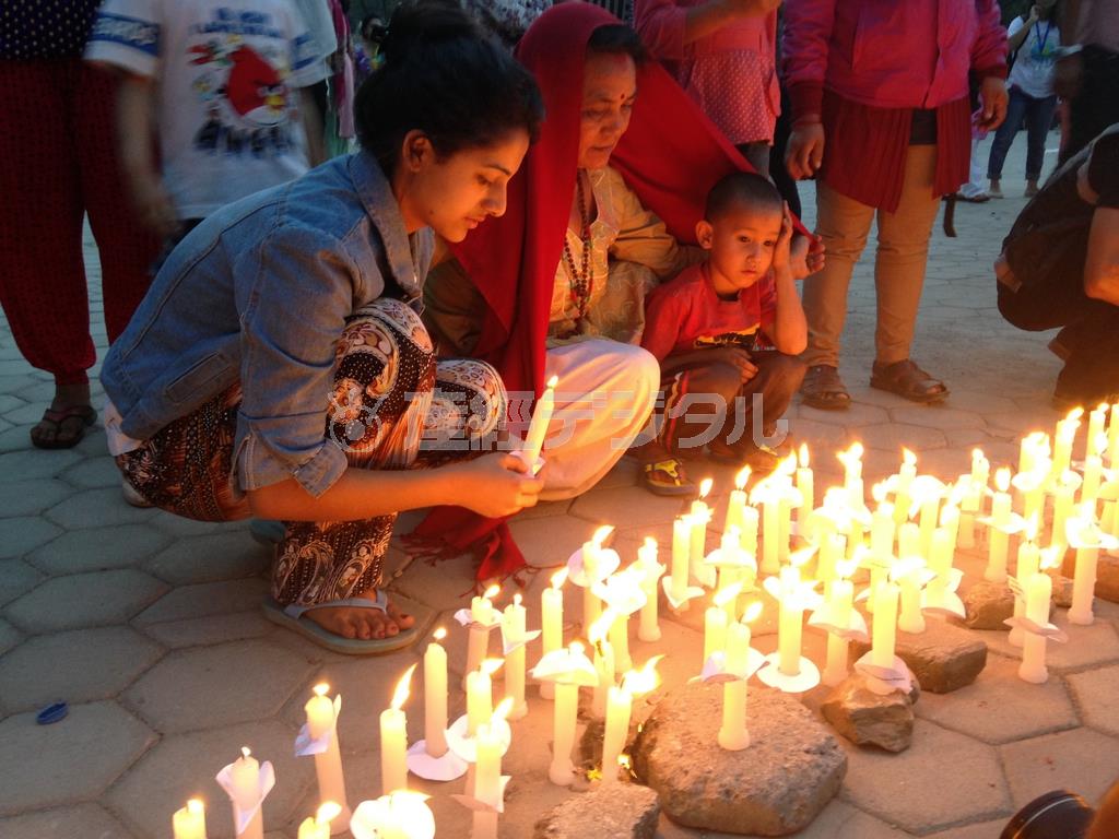 地震発生から１カ月を記念して開催されたキャンドルイベント＝２０１５年５月２５日、ネパール・首都カトマンズ（ワールド・ビジョン・ジャパン撮影）