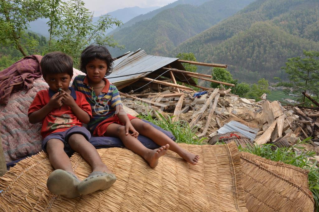 住んでいた家が全壊してしまった子供たち＝２０１５年、ネパール・シンドゥーパルチョーク郡（ワールド・ビジョン・ジャパン撮影）