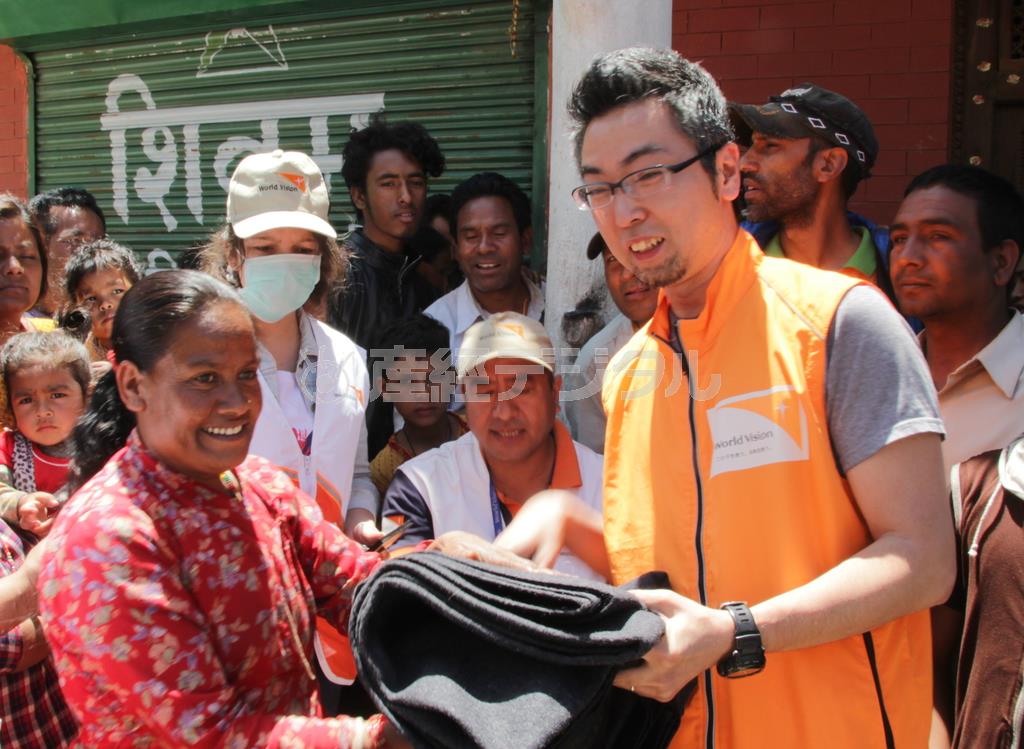 ワールド・ビジョン・ジャパンの坂賢二郎（ばん・けんじろう）さん（右）＝２０１５年５月３日、ネパール（ワールド・ビジョン・ジャパン撮影）