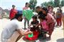感染症予防のためせっけんで手洗いをする子供たち＝２０１５年５月１３日、ネパール・バクタプル（ワールド・ビジョン・ジャパン撮影）