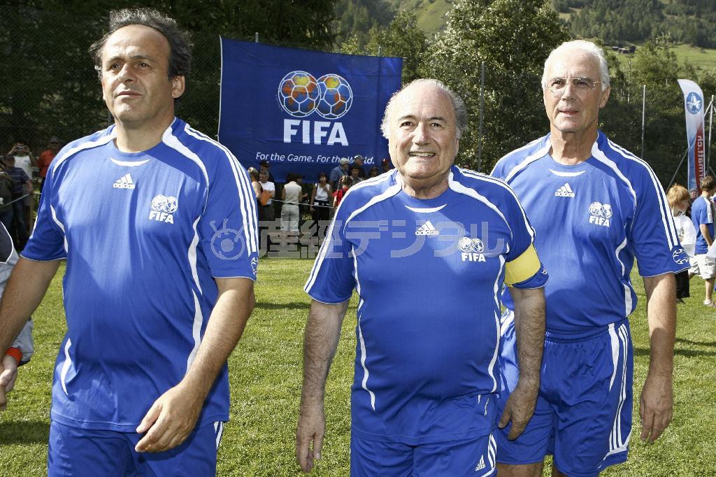 元フランス代表のミシェル・プラティニ氏（左）、元ドイツ代表のフランツ・ベッケンバウアー氏（右）と慈善試合に出場した国際サッカー連盟（ＦＩＦＡ）会長のゼップ・ブラッター氏＝２００７年８月２６日、スイス・ウルリッヒェン（ＡＰ）