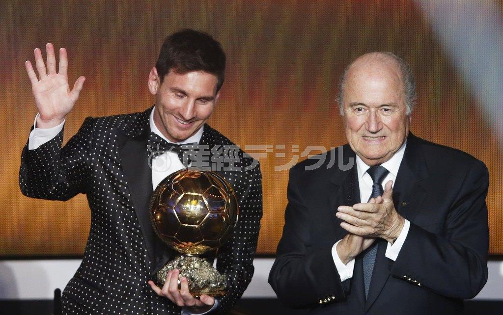 ＦＩＦＡ（国際サッカー連盟）年間最優秀選手賞を４年連続で受賞したリオネル・メッシ選手（左）に拍手を送るゼップ・ブラッター氏＝２０１３年１月７日、スイス・チューリヒ（ロイター）