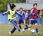 Ｗ杯に向け調整する澤穂希（ほまれ、左）と岩清水梓＝２０１５年６月２日、カナダ・ブリティッシュコロンビア州バンクーバー（共同）