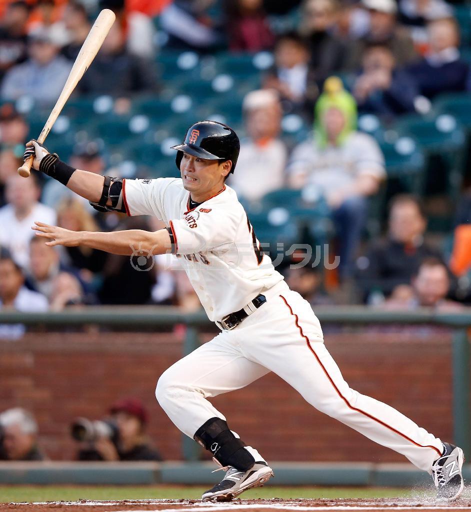 パイレーツ戦の一回、中前打を放つジャイアンツ・青木宣親（のりちか）＝２０１５年６月２日、米カリフォルニア州サンフランシスコ（ゲッティ＝共同）
