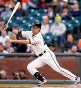 パイレーツ戦の一回、中前打を放つジャイアンツ・青木宣親（のりちか）＝２０１５年６月２日、米カリフォルニア州サンフランシスコ（ゲッティ＝共同）