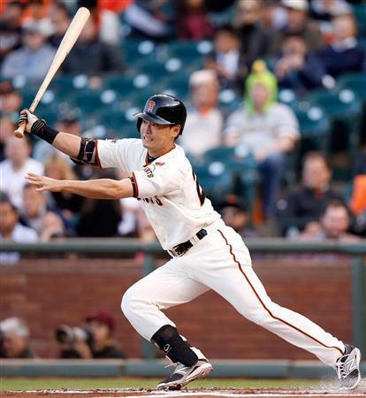 パイレーツ戦の一回、中前打を放つジャイアンツ・青木宣親（のりちか）＝２０１５年６月２日、米カリフォルニア州サンフランシスコ（ゲッティ＝共同）