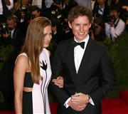 英俳優、エディ・レッドメインさん（右）＝２０１５年５月５日、米ニューヨーク（ロイター）