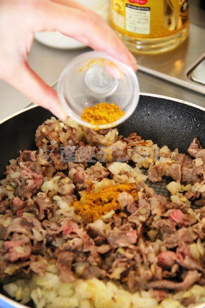 カボチャと牛肉のドライカレー（作り方３）＿＿煮立ったら、塩、しょうゆを入れ、蓋をして弱火で７～８分煮る。汁けが少なくなり、カボチャが軟らかくなったらガラムマサラを加え混ぜ、味を調える（田中幸美撮影）