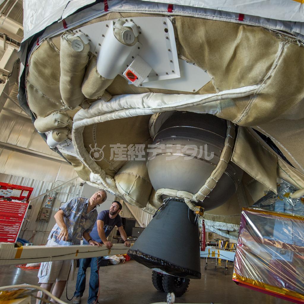 「低密度超音速減速機（ＬＤＳＤ）」のテスト機をのぞき込むこのプロジェクト責任者のマーク・アドラー氏（左）。新開発の「超音速パラシュート」がうまく起動するかが実験の大きなポイントになる＝２０１５年５月２８日、米ハワイ州カウアイ島（ＮＡＳＡ／Ｂｉｌｌ＿Ｉｎｇａｌｌｓ）