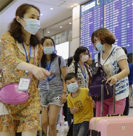 ＭＥＲＳ感染予防でマスクを着用し、韓国・仁川国際空港を歩く外国人観光客ら＝３日（共同）