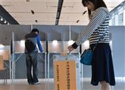 千代田区議会議員選挙で投票する有権者。来年には約２４０万人の未成年者が有権者に加わる見込みだ＝２０１５年４月２６日、東京都千代田区（栗橋隆悦撮影）