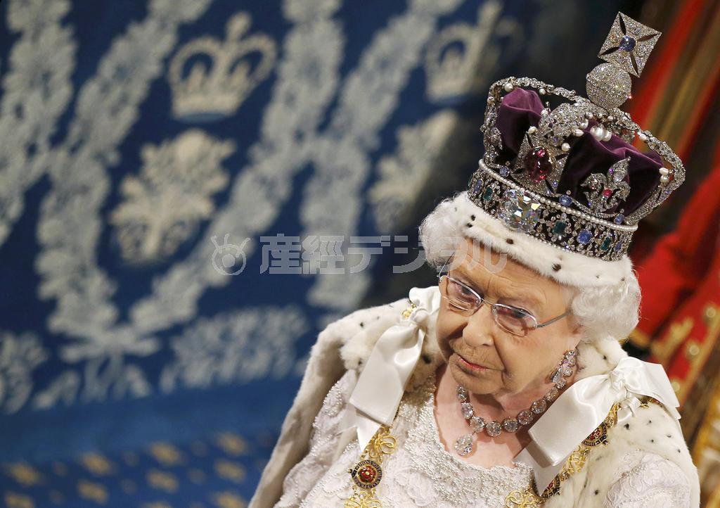 イギリスの総選挙を受け、５月２７日に開幕した新議会に臨むエリザベス女王。伝統に従い、キャメロン政権の施政方針の代読し元気な様子を見せたばかりだったが…＝２０１５年５月２７日、英国・首都ロンドン（ロイター）
