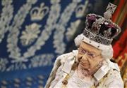 イギリスの総選挙を受け、５月２７日に開幕した新議会に臨むエリザベス女王。伝統に従い、キャメロン政権の施政方針の代読し元気な様子を見せたばかりだったが…＝２０１５年５月２７日、英国・首都ロンドン（ロイター）