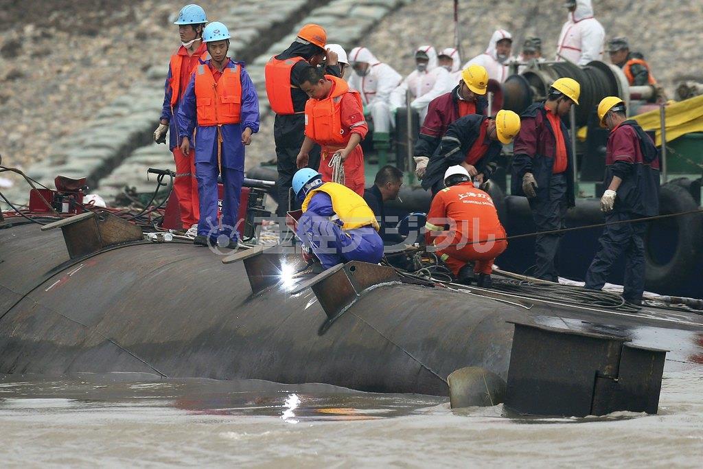 長江の客船転覆現場では、船底を切断する懸命の作業が行われた＝２０１５年６月４日、中国・湖北省荊州市監利県（ロイター）