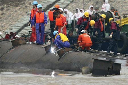 長江の客船転覆現場では、船底を切断する懸命の作業が行われた＝２０１５年６月４日、中国・湖北省荊州市監利県（ロイター）