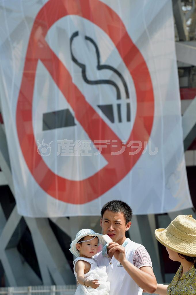 北京五輪のメーン会場に掲げられた巨大な禁煙マーク＝２０１５年５月３１日、中国・首都北京市（共同）
