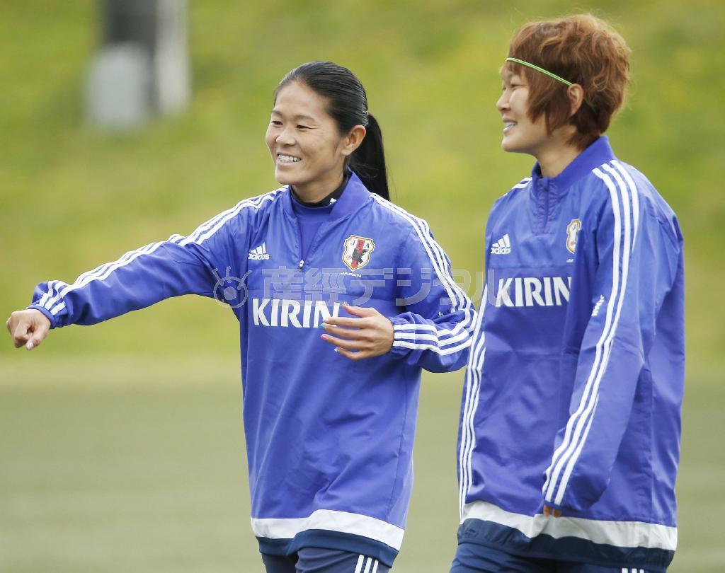 Ｗ杯へ向けた練習で笑顔を見せる澤穂希（ほまれ、左）と阪口夢穂（みずほ）＝２０１５年６月３日、カナダ・ブリティッシュコロンビア州バンクーバー（共同）