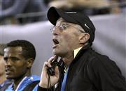 米陸上長距離チームのコーチ、アルベルト・サラザール氏（右）＝２０１５年５月２９日、米オレゴン州ユージーン（ＡＰ）