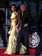 ジャパンプレミアで日本のファンに新妻のアマルさん（左）を披露したジョージ・クルーニー＝２０１５年５月２５日、東京都港区（ロイター）