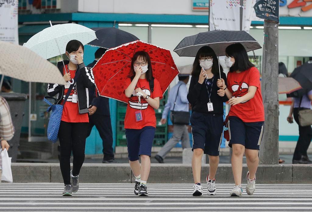 ＭＥＲＳの拡大を受け、ソウル市内ではマスク姿の人が目立っている＝５日（ＡＰ）