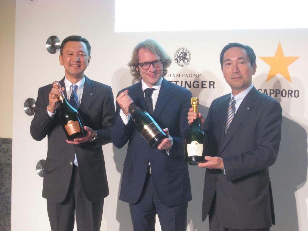 販売提携したサッポロビールの尾賀真城社長（右）と仏テタンジェのクロヴィス・テタンジェ取締役（中央）＝５日、東京都港区