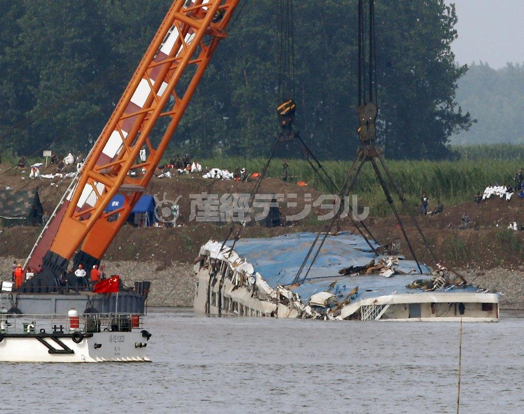 長江では大型クレーンを使って転覆した船体を１８０度回転させて引き上げる作業が行われた＝２０１５年６月５日、中国・湖北省荊州市監利県（ロイター）