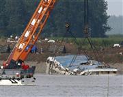 長江では大型クレーンを使って転覆した船体を１８０度回転させて引き上げる作業が行われた＝２０１５年６月５日、中国・湖北省荊州市監利県（ロイター）